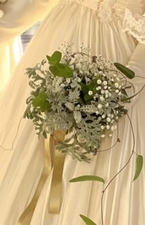 小花とグリーンのナチュラルブーケは映画のワンシーンのよう